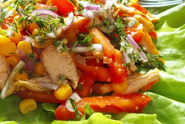 Легкий салат из овощей и куриной грудки с йогуртовой заправкой