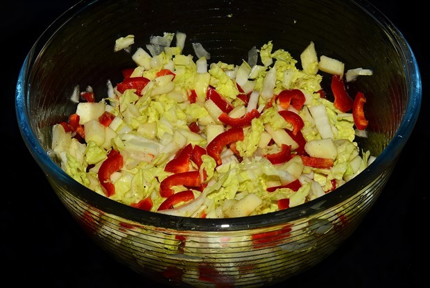 Легкий салат из пекинской капусты с яблоками и болгарским перцем