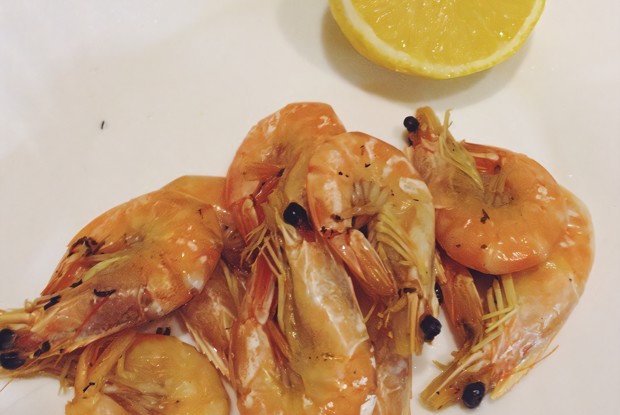 Легкий салат с авокадо и креветками