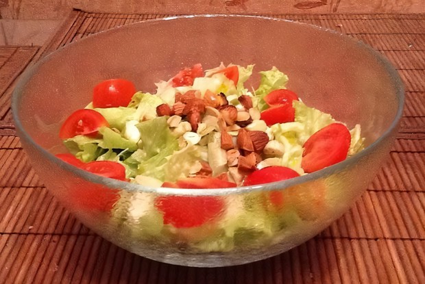 Легкий салат с черри и орехами