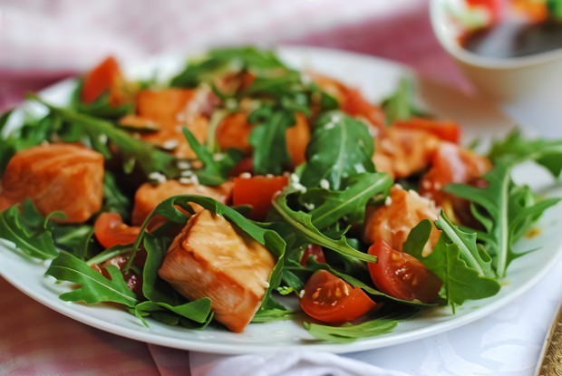 Легкий салат с форелью и рукколой