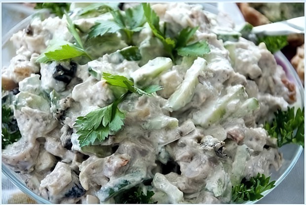 Легкий салат с яблоками и курицей