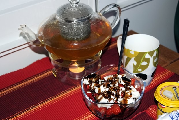 Легкий салат с клубникой и овечьим сыром