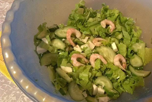 Легкий салат с креветками и сыром «Фетакса»