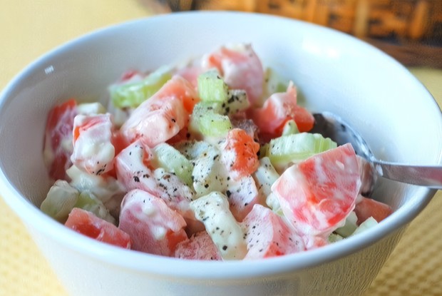 Легкий салат с помидорами и сельдереем