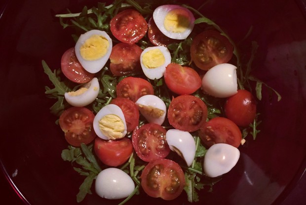 Легкий салат с рукколой и перепелинными яйцами