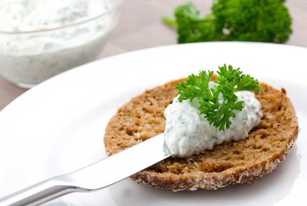 Легкий спред из феты с чесноком и зеленью