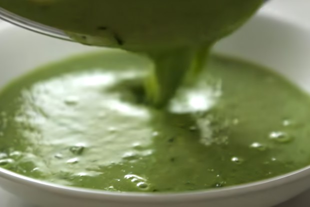 Легкий молочный гороховый суп с травами