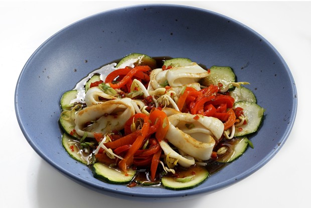 Легкий салат с кальмарами