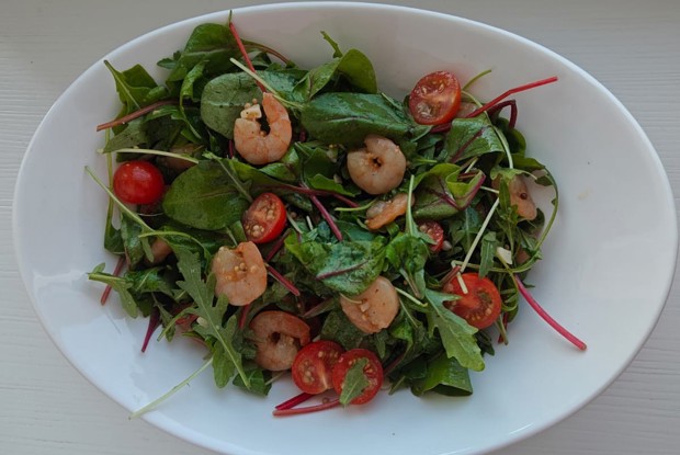 Легкий салат с креветками