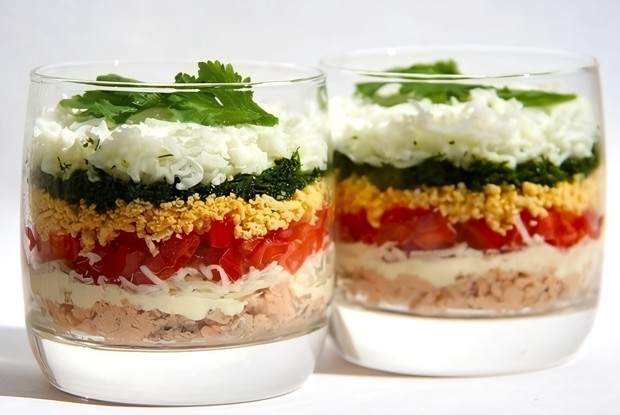 Легкий слоеный салат с курицей и помидорами
