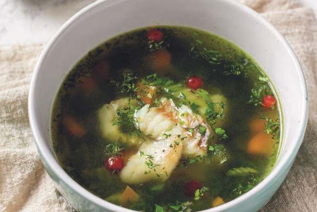 Легкий суп с филе минтая, сельдереем и шпинатом