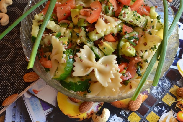 Легкий сытный салат с авокадо