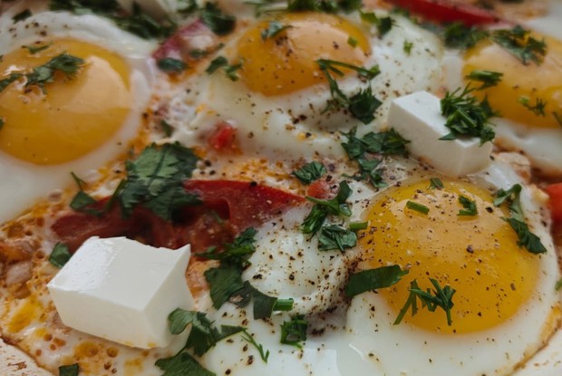 Легкий завтрак из яиц с брынзой