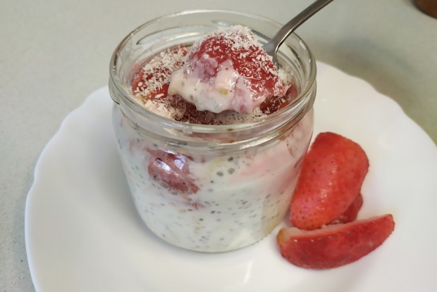 Ленивая овсянка с клубникой