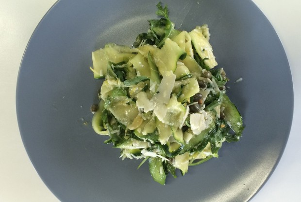 Ленты из цукини с каперсами и соусом из лимона и чеснока