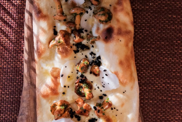 Лепешка лахмаджун c лисичками