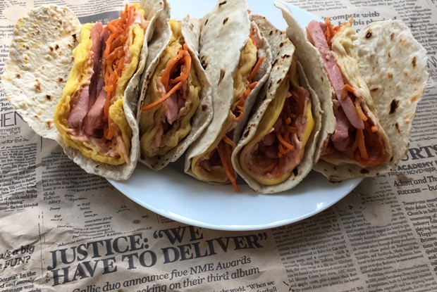 Лепешка с начинкой в стиле шаурмы