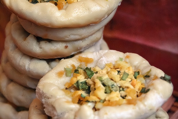 Лепешки с яйцом и зеленым луком