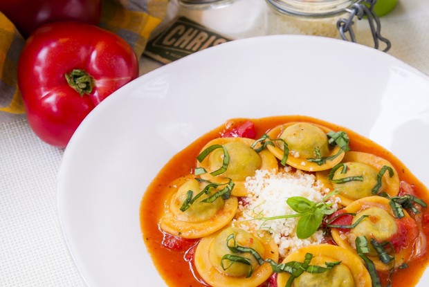 Летнее равиоли с травами и пармезаном