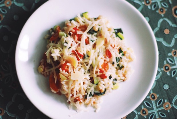 Летнее ризотто с помидорами черри, цукини и кедровыми орешками