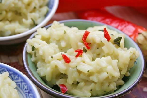 Летнее ризотто с зеленью, фетой и кабачками