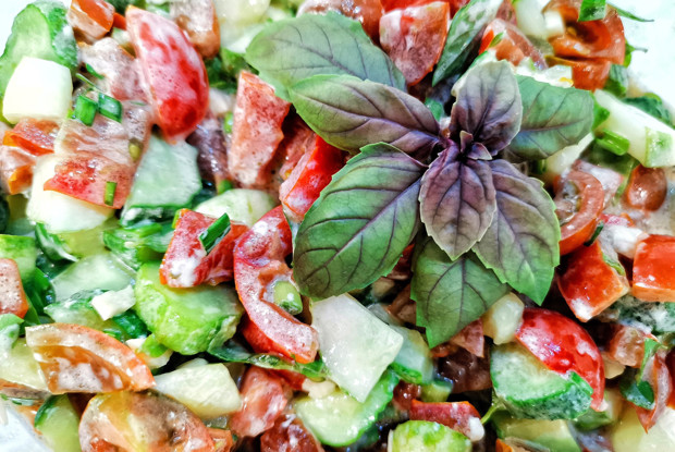 Летний овощной салат с базиликом и ткемали