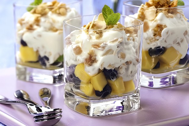 Летний фруктовый салат с йогуртом