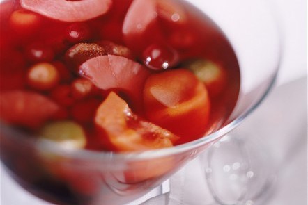 Летний фруктово-ягодный пунш с розовым шампанским