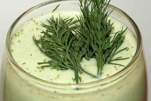 Летний кефирный коктейль с укропом и солью