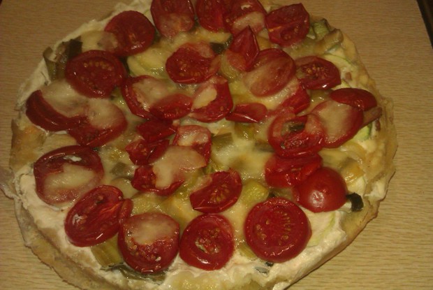 Летний киш с кабачками и беконом