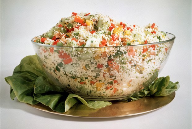 Летний разноцветный салат с кускусом и красными перцами