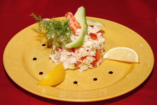 Летний салат из крабовых палочек