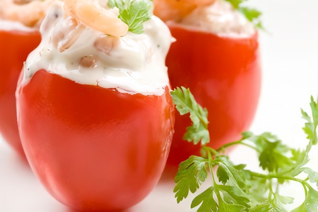 Летний салат из помидоров с креветками