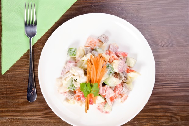 Летний салат с беконом и грецкими орехами