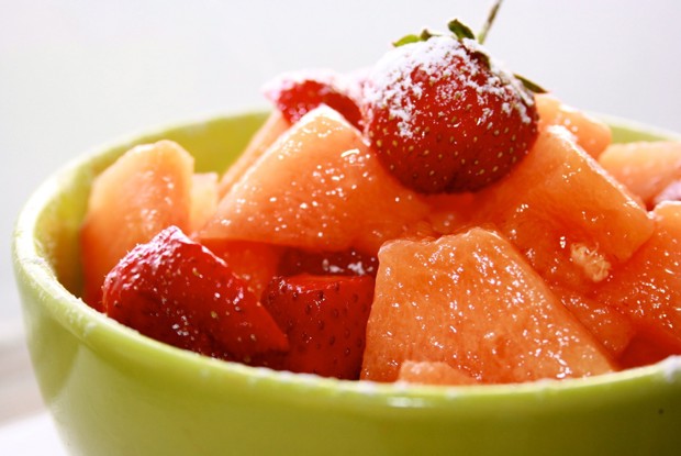 Летний салат с дыней и клубникой