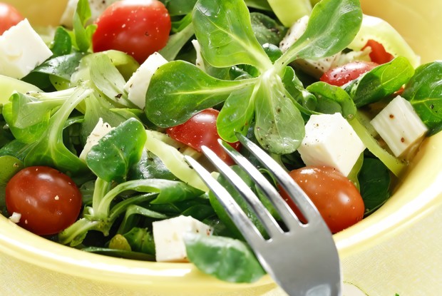 Летний салат с фетой и маслинами