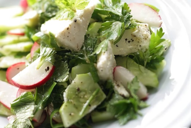 Летний салат с фетой и зеленью