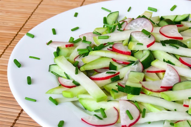 Летний салат с кольраби