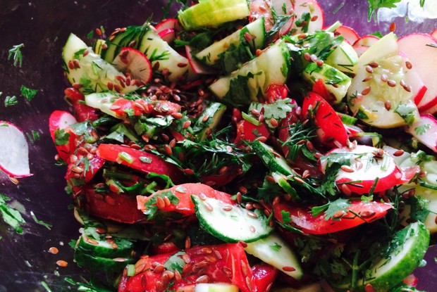 Летний салат с льняным маслом