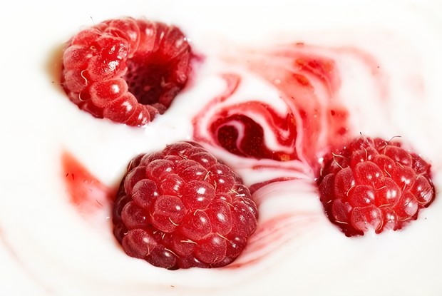 Летний салат с малиной и творогом