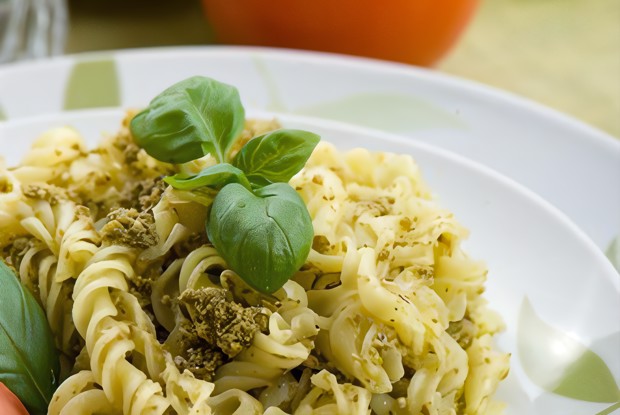 Летний салат с пастой, песто и помидорами