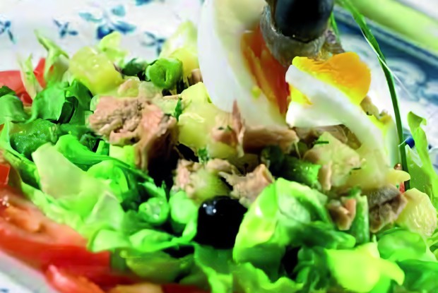 Летний салат с тунцом, огурцами и рукколой