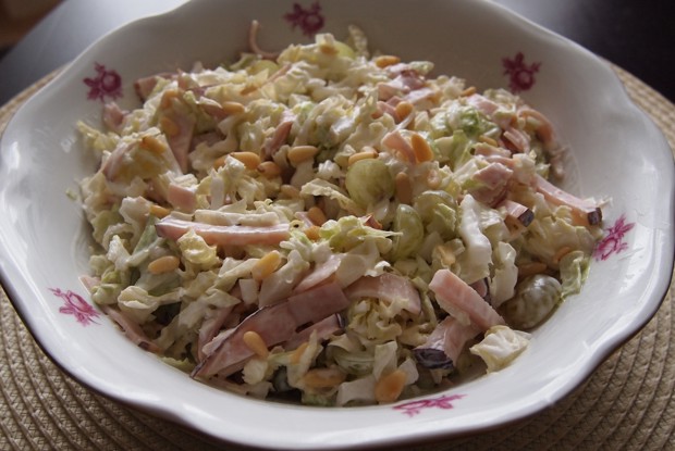 Летний салат с ветчиной и виноградом