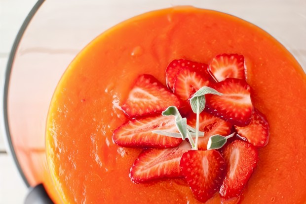 Летний суп-пюре с папайей и клубникой