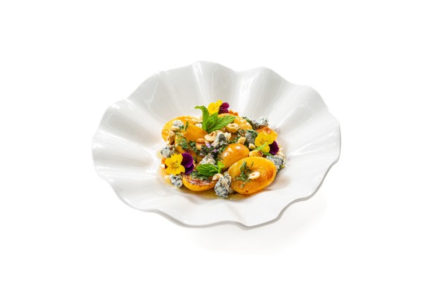 Летний салат с абрикосами и голубым сыром