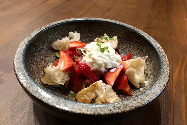 Летний салат с клубникой и помидорами