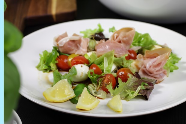 Летний салат с моцареллой и беконом