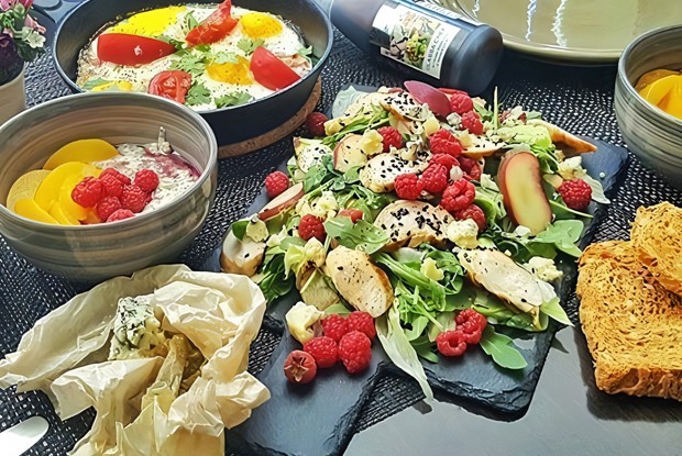 Летний салат с персиком куриным филе-гриль и малиной