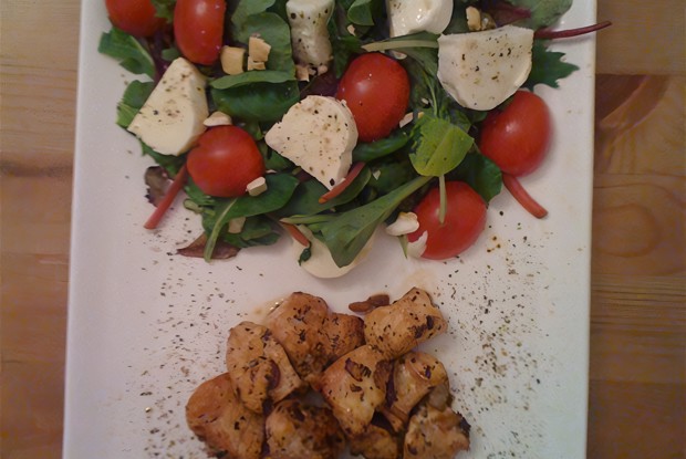 Летняя легкая закуска из курицы, зелени и моцареллы